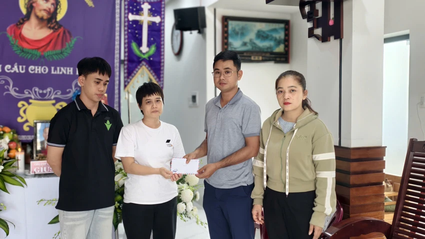 ban-doc-bao-phap-luat-tp-hcm-chia-se-voi-gia-dinh-co-nguoi-thiet-mang-trong-bao-so-13-post880392.htmlj.JPG