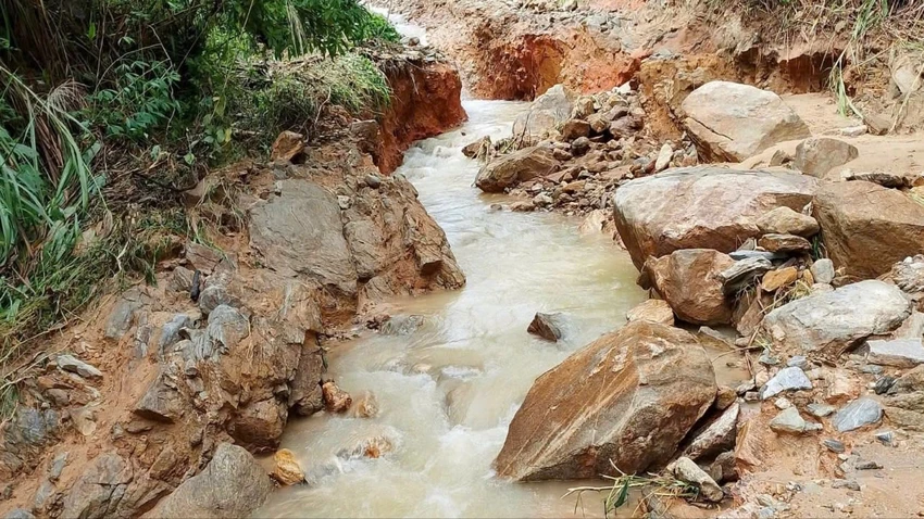 quang-ngai-duong-thon-dut-gay-quoc-lo-24-te-liet-do-mua-lon-post0.html2.jpg