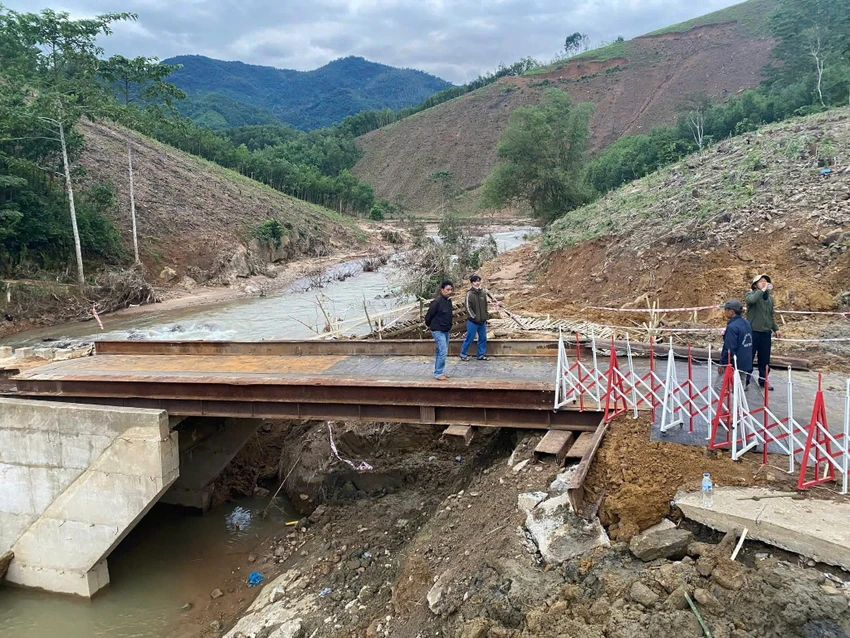 mua-lon-lam-tan-hoang-nhieu-tuyen-duong-quang-ngai-dung-cau-tam-giup-dan-di-lai-an-toan-post0.html.jpg