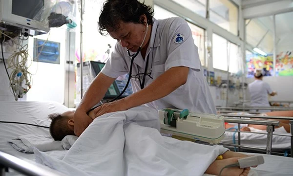 Bác sĩ Trương Hữu Khanh đi vào bài văn học sinh ảnh 1
