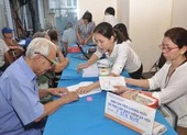 Bưu điện tổ chức chi trả lương hưu tận nhà để chống dịch