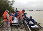Báo Pháp Luật TP.HCM trao quà cho vùng lũ Hải Lăng, Quảng Trị