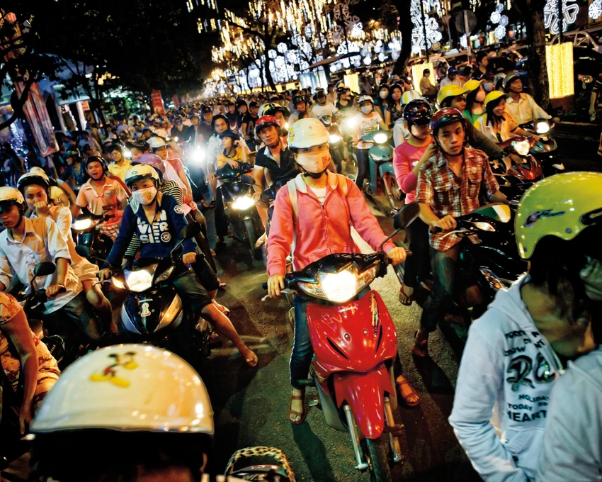 Khi lái xe trên đường vào ban đêm, bạn nên chọn trang phục có màu sáng để người khác dễ nhìn thấy. Khi lái xe trên đường vào ban đêm, bạn nên chọn trang phục có màu sáng để người khác dễ nhìn thấy.