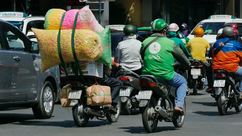 Xe chở hàng cồng kềnh dễ gây nguy hiểm. Xe chở hàng cồng kềnh dễ gây nguy hiểm.