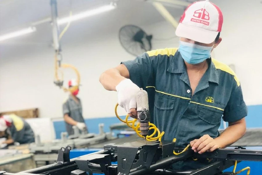 Người lao động đang làm việc tại công ty. Ảnh: HOÀNG GIANG