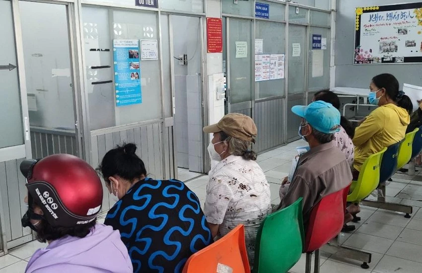 Người dân đến khám chữa bệnh tại bệnh viện Phú Nhuận. Ảnh: NGUYỄN HIỀN Người dân đến khám chữa bệnh tại bệnh viện Phú Nhuận. Ảnh: NGUYỄN HIỀN