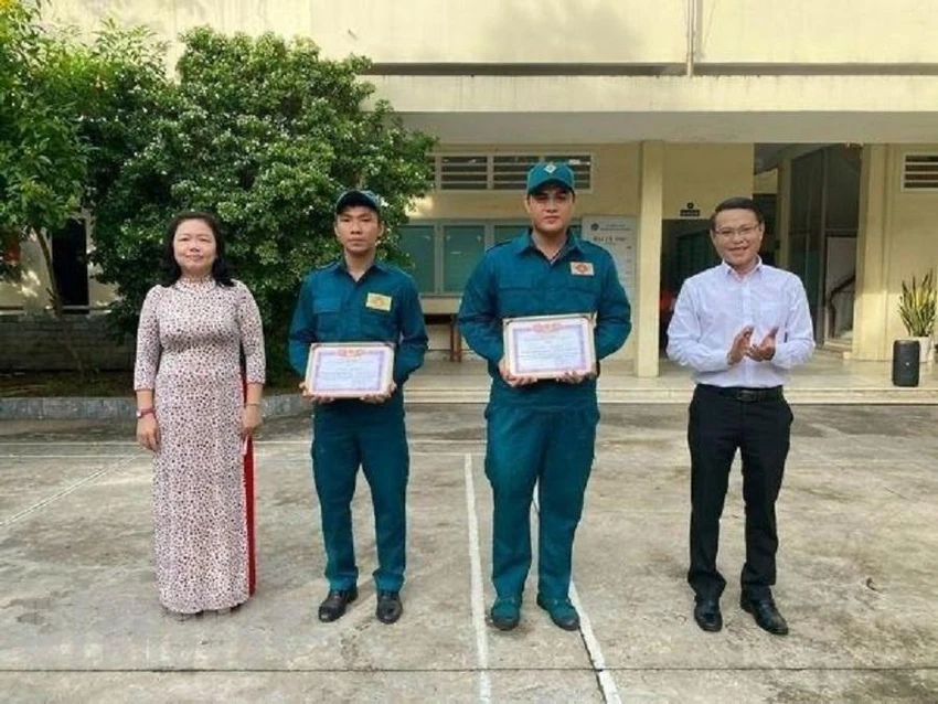 Hai dân quân tự vệ tham gian bắt cướp được khen thưởng. Ảnh: NH. Hai dân quân tự vệ tham gian bắt cướp được khen thưởng. Ảnh: NH.