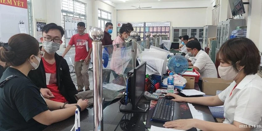 Người dân đến làm thủ tục hộ tịch tại UBND phường 5, quận Gò Vấp. Ảnh:NGUYỄN HIỀN Người dân đến làm thủ tục hộ tịch tại UBND phường 5, quận Gò Vấp. Ảnh:NGUYỄN HIỀN