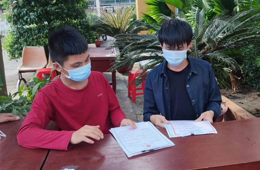 Hai anh em Trương Thanh Tùng và Trương Thanh Lộc đã được cấp giấy khai sinh. Ảnh: NGUYỄN HIỀN Hai anh em Trương Thanh Tùng và Trương Thanh Lộc đã được cấp giấy khai sinh. Ảnh: NGUYỄN HIỀN