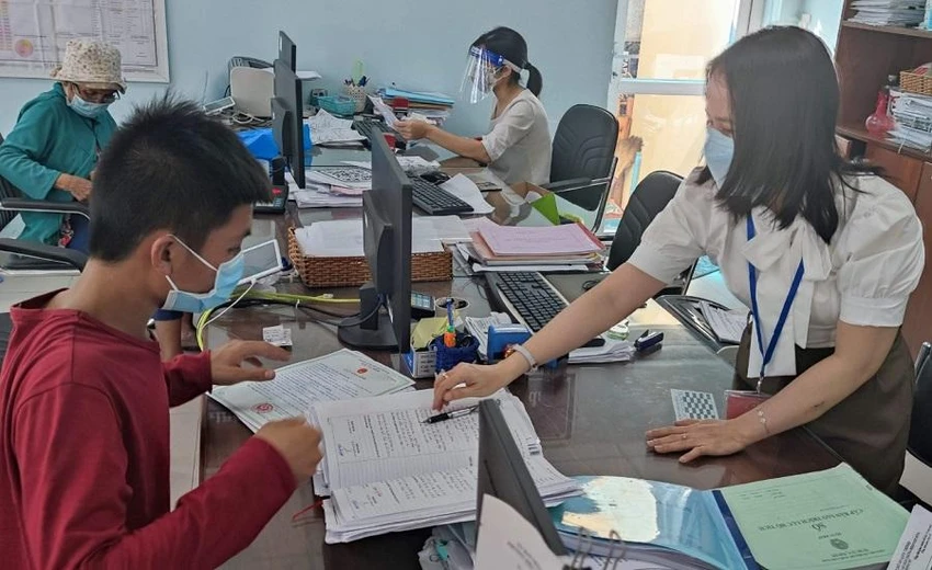 Em Trương Thanh Lộc đã được cấp giấy khai sinh. Ảnh: NGUYỄN HIỀN Em Trương Thanh Lộc đã được cấp giấy khai sinh. Ảnh: NGUYỄN HIỀN