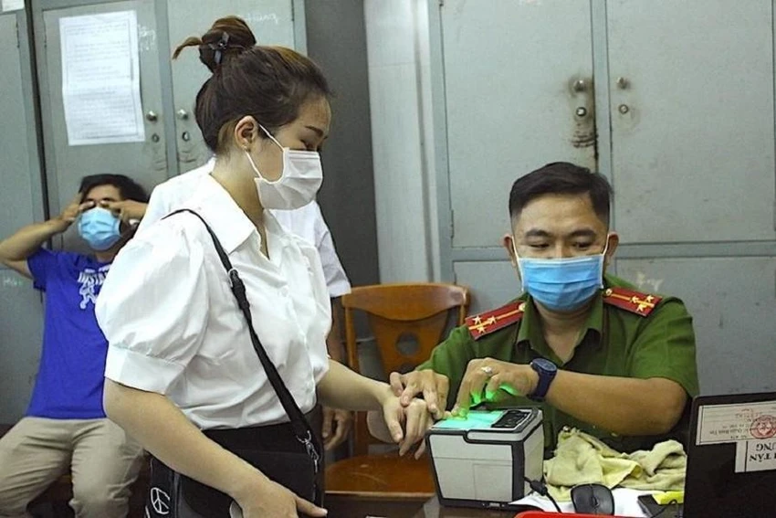 Công an TP.HCM cấp CCCD cho người dân. Ảnh: LÊ THOA Công an TP.HCM cấp CCCD cho người dân. Ảnh: LÊ THOA