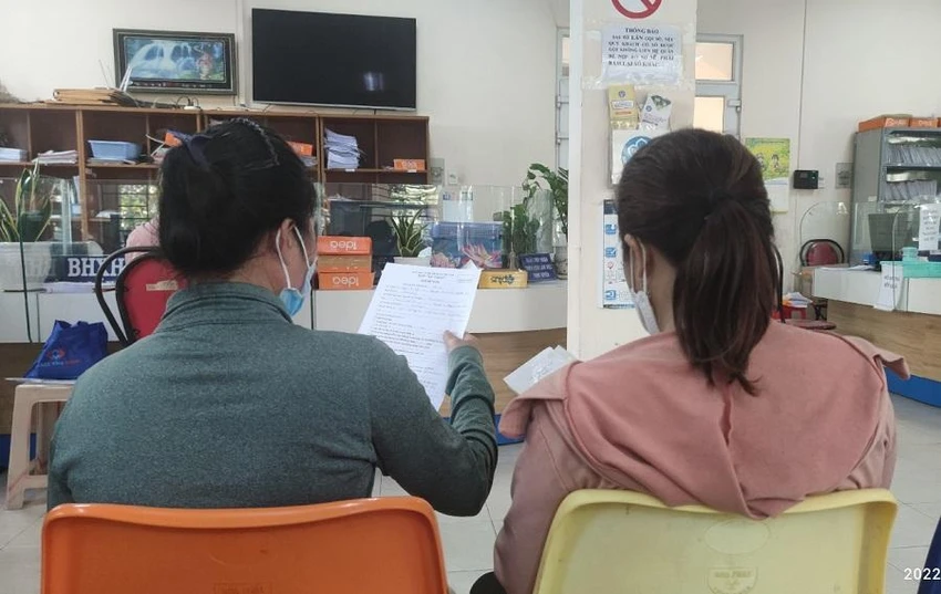 Người dân đang xem lại giấy tờ trước khi nộp hồ sơ nhận BHXH một lần. Ảnh: NGUYỄN HIỀN Người dân đang xem lại giấy tờ trước khi nộp hồ sơ nhận BHXH một lần. Ảnh: NGUYỄN HIỀN