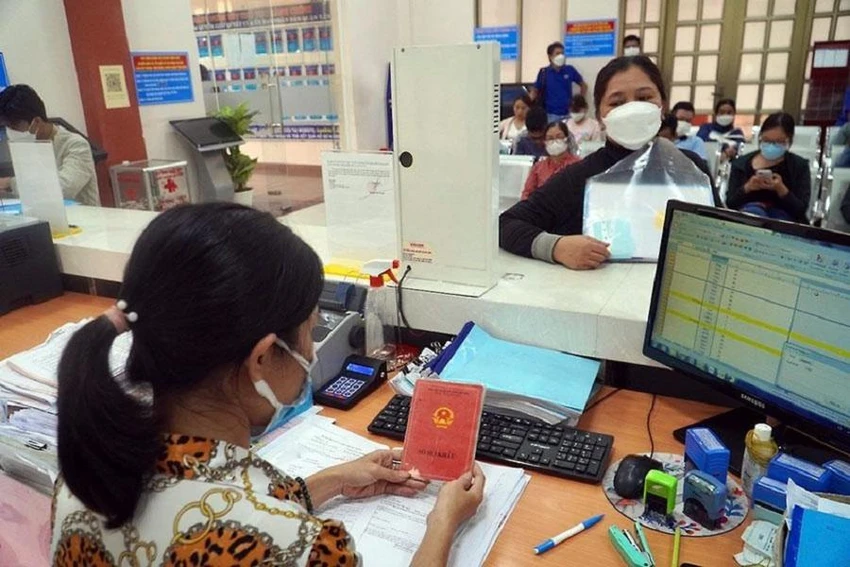Cán bộ UBND quận Tân Bình (TP.HCM) đang hỗ trợ người dân sao y sổ hộ khẩu. Ảnh: HUỲNH THƠ Cán bộ UBND quận Tân Bình (TP.HCM) đang hỗ trợ người dân sao y sổ hộ khẩu. Ảnh: HUỲNH THƠ