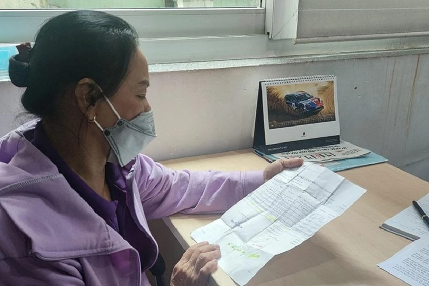 Trước đó, chị Phan Thị Quế Hương phản ánh vụ việc chuyển nhầm tiền với phóng viên Pháp Luật TP.HCM. Ảnh: NGUYỄN HIỀN Trước đó, chị Phan Thị Quế Hương phản ánh vụ việc chuyển nhầm tiền với phóng viên Pháp Luật TP.HCM. Ảnh: NGUYỄN HIỀN