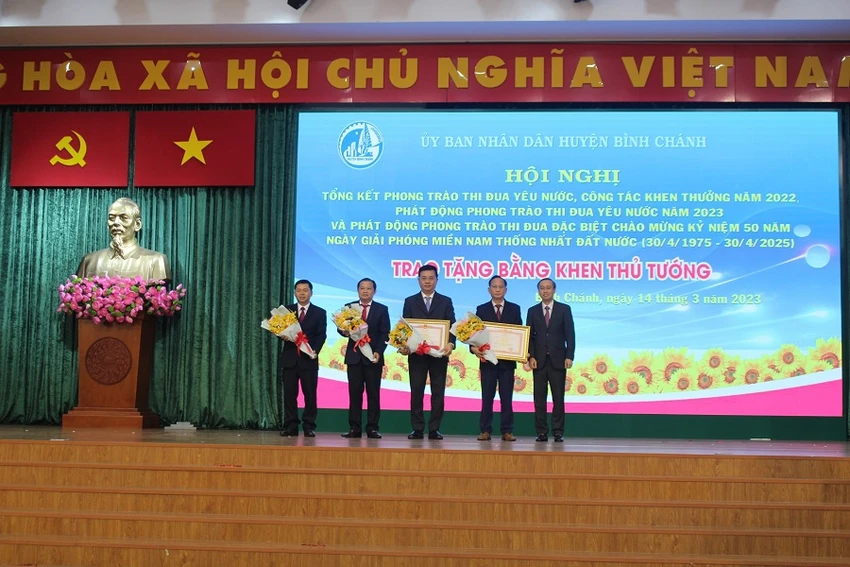 Ông Trần Văn Nam, Bí thư huyện ủy Bình Chánh và đại diện Đảng bộ, chính quyền và Nhân dân huyện Bình Chánh được Tặng Bằng khen của Thủ tướng Chính phủ. Ảnh: NGUYỄN HIỀN Ông Trần Văn Nam, Bí thư huyện ủy Bình Chánh và đại diện Đảng bộ, chính quyền và Nhân dân huyện Bình Chánh được Tặng Bằng khen của Thủ tướng Chính phủ. Ảnh: NGUYỄN HIỀN