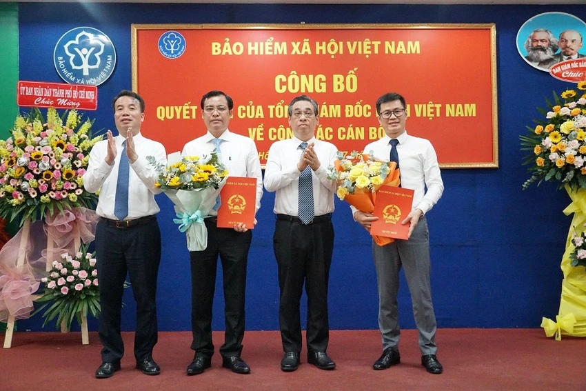 Tổng Giám đốc BHXH Việt Nam, Nguyễn Thế Mạnh; ông Nguyễn Minh Châu; ông Nguyễn Phước Lộc, UVBTV, Trưởng Ban tổ chức Thành ủy TP. Hồ Chí Minh; ông Lò Quân Hiệp trong buổi lễ công bố quyết định (từ trái sang phải). Ảnh: BHXH TP.HCM