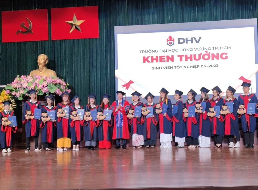 Sinh viên tốt nghiệp trước thời hạn khóa học 2019-2023 nhận bằng tốt nghiệp. Ảnh: NH Sinh viên tốt nghiệp trước thời hạn khóa học 2019-2023 nhận bằng tốt nghiệp. Ảnh: NH