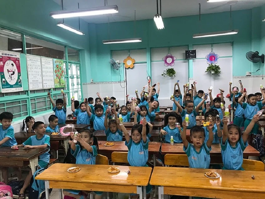 Các em học sinh Trường Tiểu học Trần Quốc Toản, quận Gò Vấp, TP.HCM trong buổi liên hoan tại lớp. Ảnh: NGUYỄN HIỀN Các em học sinh Trường Tiểu học Trần Quốc Toản, quận Gò Vấp, TP.HCM trong buổi liên hoan tại lớp. Ảnh: NGUYỄN HIỀN
