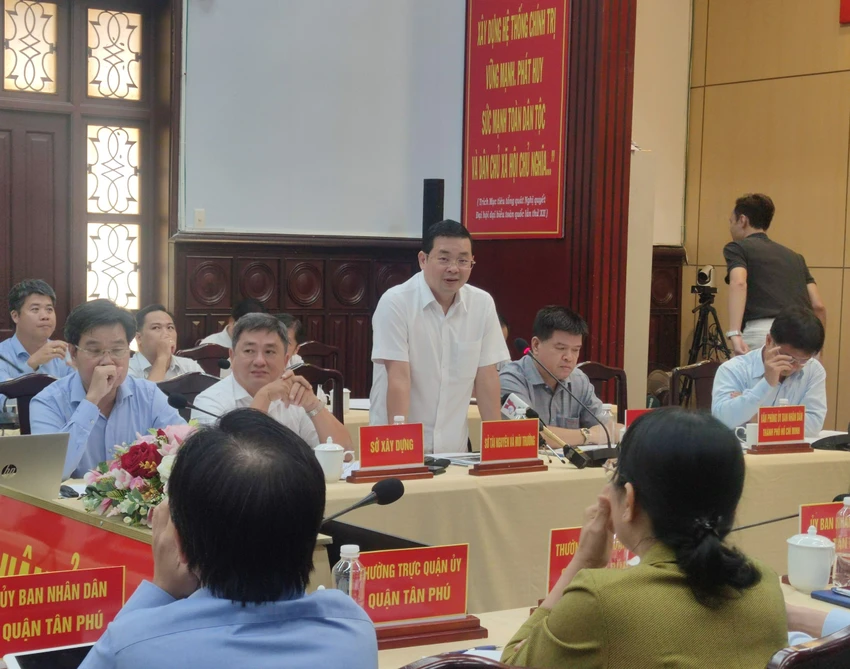Ông Nguyễn Toàn Thắng, Giám đốc Sở TN&MT, trao đổi tại buổi kiểm tra, giám sát. Ảnh: NGUYỄN HIỀN Ông Nguyễn Toàn Thắng, Giám đốc Sở TN&MT, trao đổi tại buổi kiểm tra, giám sát. Ảnh: NGUYỄN HIỀN