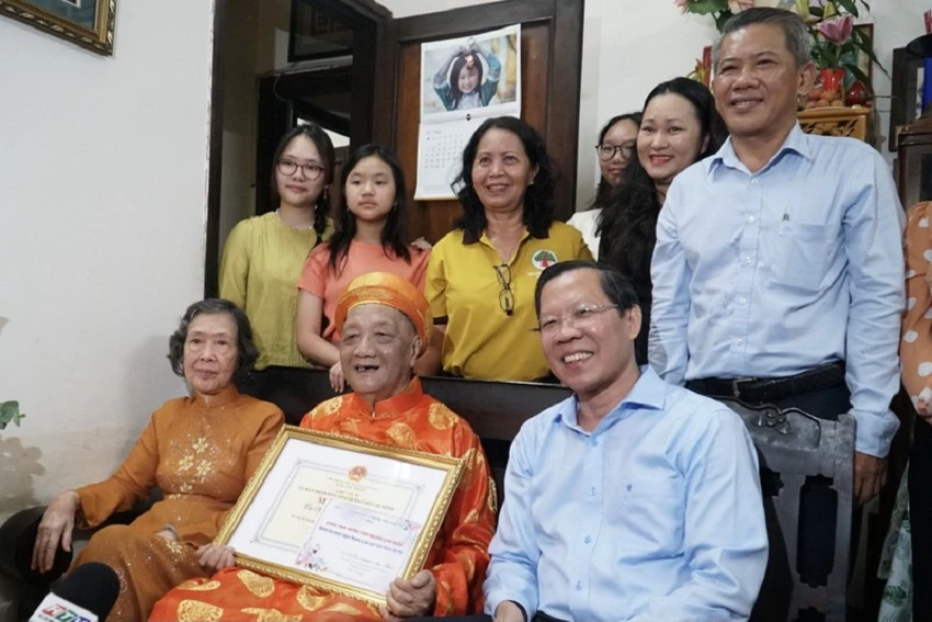 Chủ tịch UBND TP.HCM Phan Văn Mãi chúc thọ cụ Nguyễn Ngọc Thuận tại nhà riêng. Cụ Nguyễn Ngọc Thuận là cán bộ tiền khởi nghĩa, cán bộ hưu trí từng công tác tại trường Y Dược dân tộc TP. Ảnh minh họa: PHƯƠNG ĐẶNG Chủ tịch UBND TP.HCM Phan Văn Mãi chúc thọ cụ Nguyễn Ngọc Thuận tại nhà riêng. Cụ Nguyễn Ngọc Thuận là cán bộ tiền khởi nghĩa, cán bộ hưu trí từng công tác tại trường Y Dược dân tộc TP. Ảnh minh họa: PHƯƠNG ĐẶNG