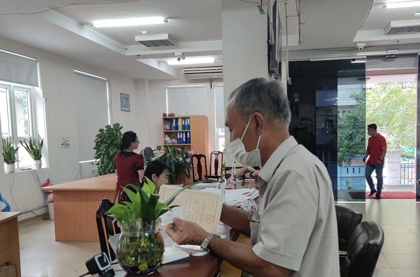Người dân đến cơ quan BHXH TP.HCM thực hiện các thủ tục liên quan đến BHXH. Ảnh: NGUYỄN HIỀN Người dân đến cơ quan BHXH TP.HCM thực hiện các thủ tục liên quan đến BHXH. Ảnh: NGUYỄN HIỀN