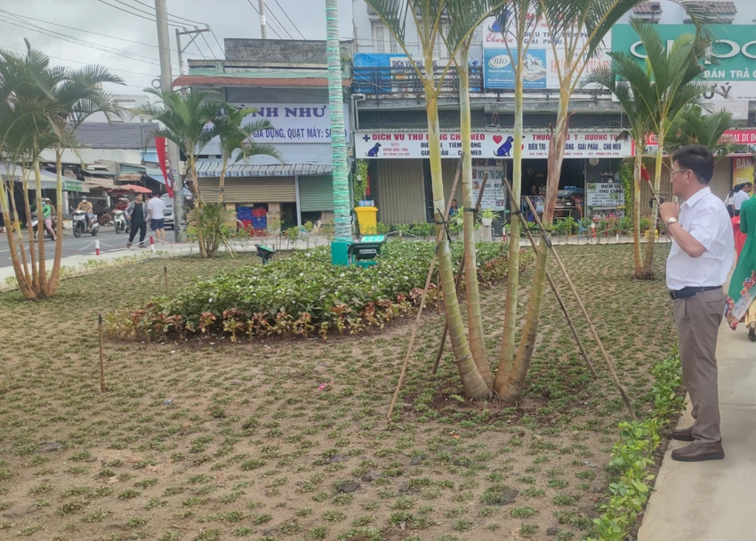 Công viên chợ Đường, tại phường Thạnh Lộc có diện tích khoảng 500 m2 vốn trước đây là chợ tự phát. Ảnh NGUYỄN HIỀN Công viên chợ Đường, tại phường Thạnh Lộc có diện tích khoảng 500 m2 vốn trước đây là chợ tự phát. Ảnh NGUYỄN HIỀN