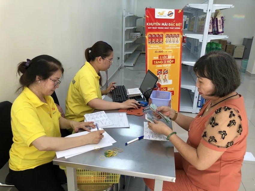 TP.HCM đang triển khai kế hoạch thanh toán không dùng tiền mặt trong việc chi trả lương hưu. Ảnh: NH