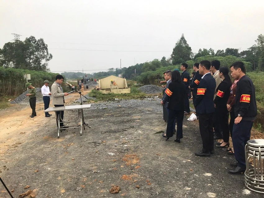 Họp báo thông tin việc cưỡng chế ngôi mộ tổ chắn ngang đường 1.900 tỉ đồng