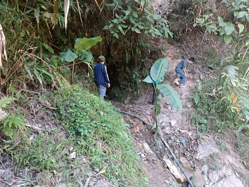 Bắt vụ khai thác vàng trái phép, tạm giữ 1 tấn quặng vàng cùng nhiều máy móc
