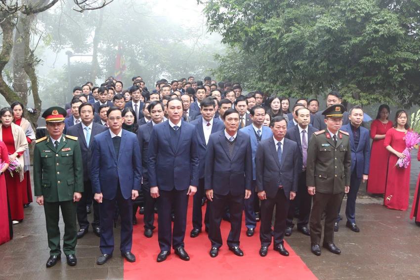 Phú thọ Dâng hương tưởng niệm các Vua Hùng dịp Tết Giáp Thìn 2024 3.jpg