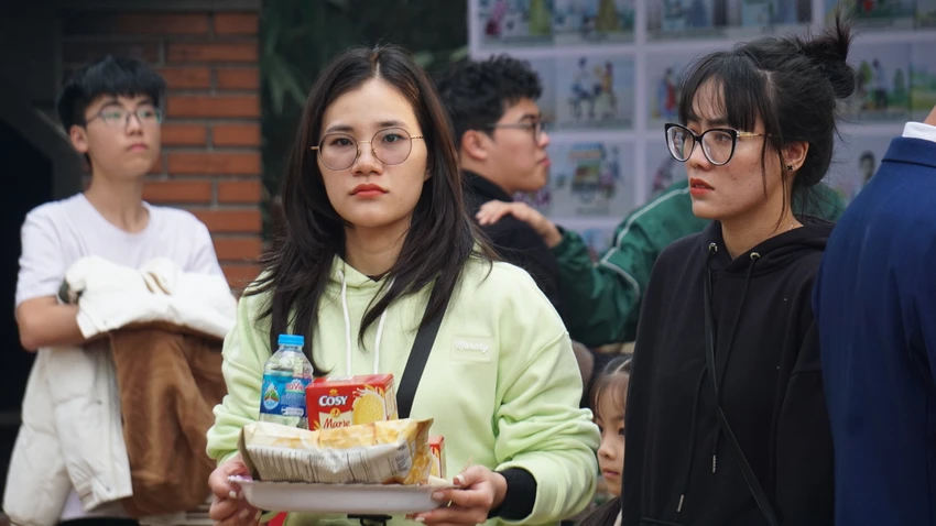 Người dân đến nhà thờ, đến chùa cầu bình an ngày mùng 1 Tết 9.JPG