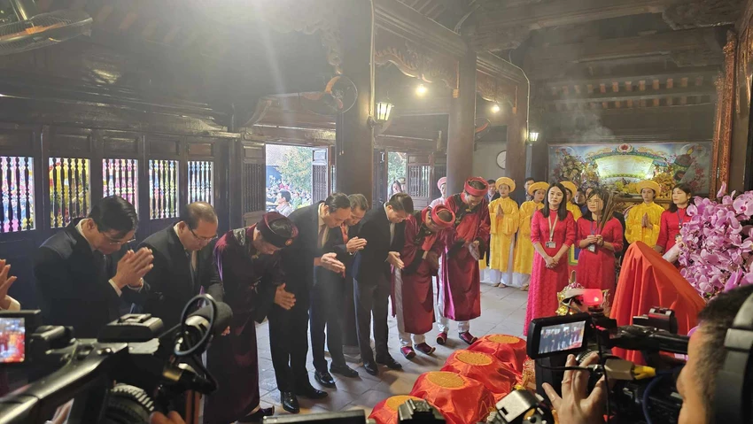 Phú Thọ dâng hương tưởng nhớ Tổ Mẫu Âu Cơ 2.jpg