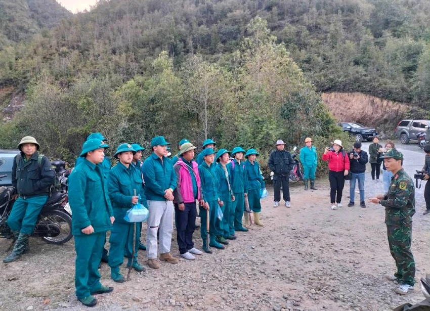 Tăng viện chữa cháy tại Vườn Quốc gia Hoàng Liên.jpeg