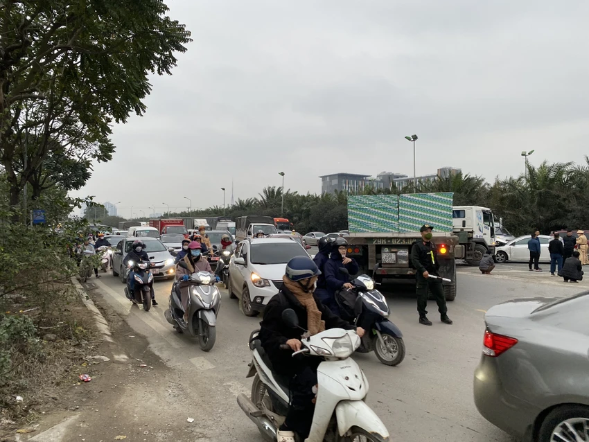 Tai nạn liên hoàn khiến Đại lộ Thăng Long ùn tắc nghiêm trọng