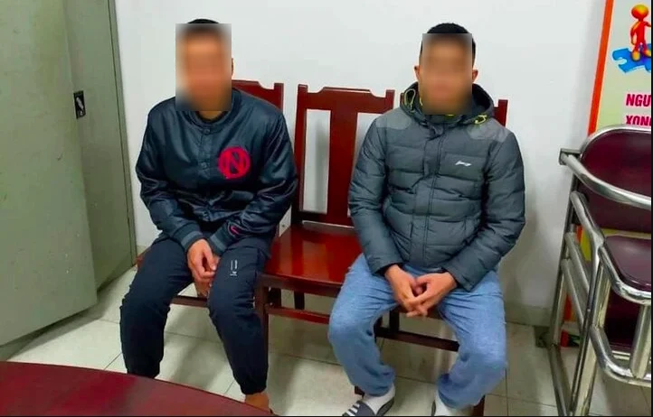 Công an làm việc với 2 thanh niên đi xe máy tạt đầu ô tô, đánh người trên đường vành đai