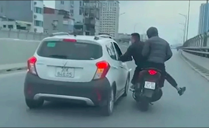 Tạm giữ 2 người đàn ông tạt đầu ô tô, đánh người trên đường vành đai 2.png