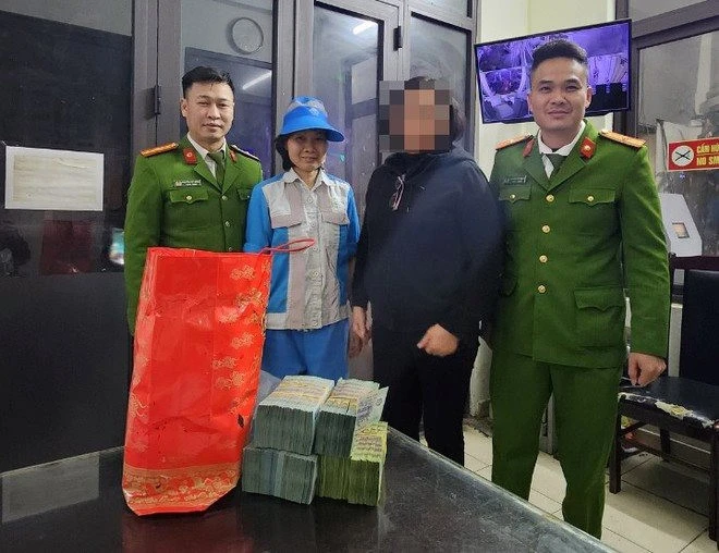 Người đàn ông mang túi tiền chứa hơn 1 tỷ đồng bỏ vào thùng rác.jpeg