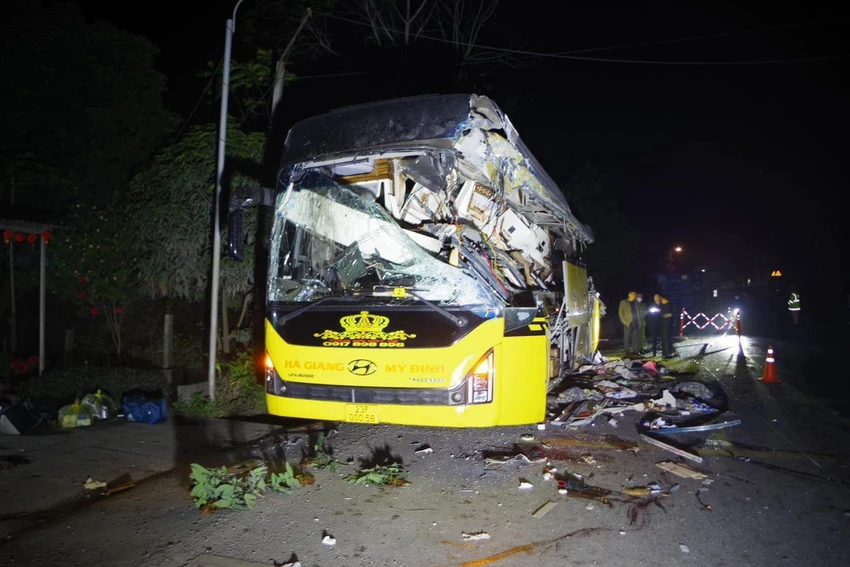 Vụ tai nạn nghiêm trọng ở Tuyên Quang, 26 người được đưa vào viện cấp cứu.jpg