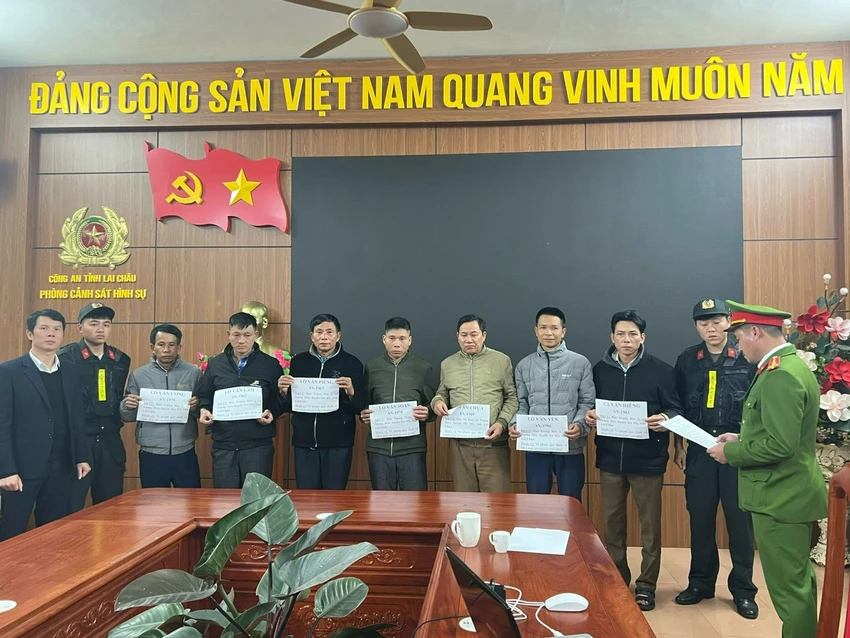 Bắt 7 đối tượng khai thác vàng trái phép.jpg