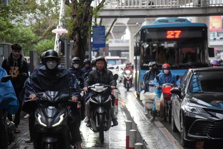 Mưa lớn lúc sáng sớm, giao thông Hà Nội ùn tắc nghiêm trọng trong ngày trở lạnh