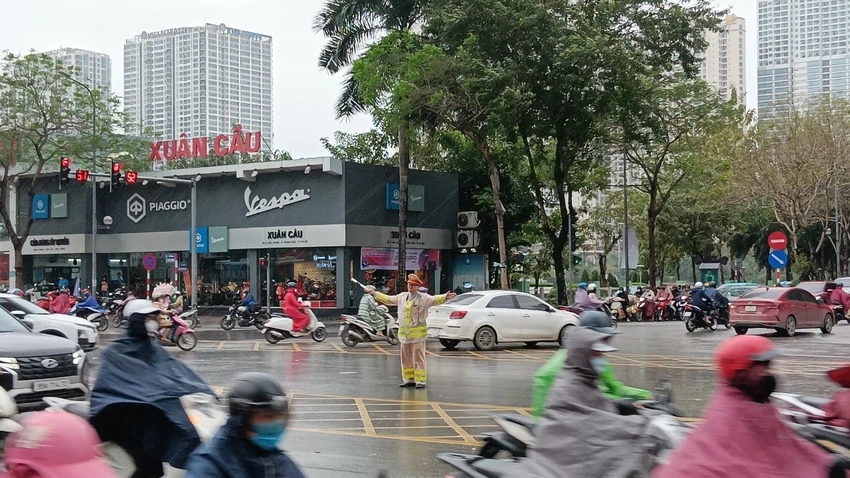 Mưa lớn lúc sáng sớm, giao thông Hà Nội ùn tắc nghiêm trọng trong ngày trở lạnh
