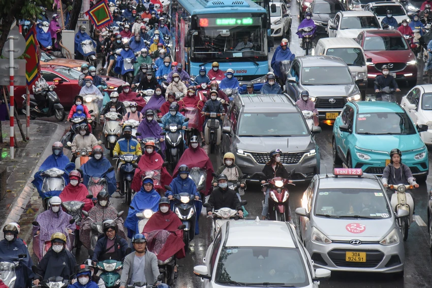 Mưa lớn lúc sáng sớm, giao thông Hà Nội ùn tắc nghiêm trọng trong ngày trở lạnh