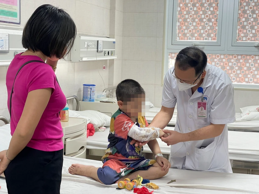 Bé 3 tuổi vỡ thận do bị chó béc-giê tấn công.jpg