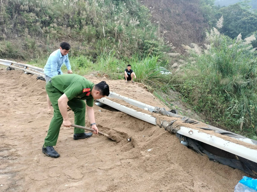 Vừa cầm máu, vừa cắt cabin cứu 3 người mắc kẹt trong vụ lật xe đầu kéo.jpg