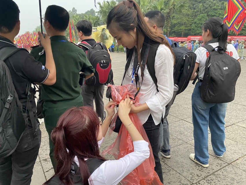 Những chiếc máy ảnh được bọc áo mưa trong ngày Giỗ Tổ Hùng Vương 7.JPG