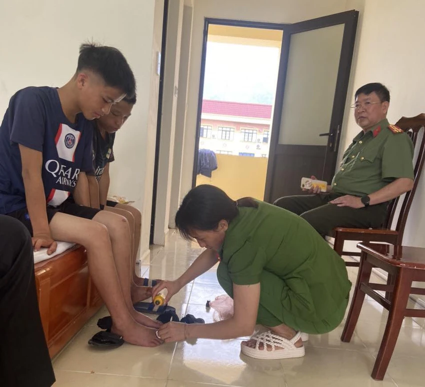 Tìm mẹ, hai thiếu niên đi lạc nhiều ngày, không nhớ tên và địa chỉ 2.jpg