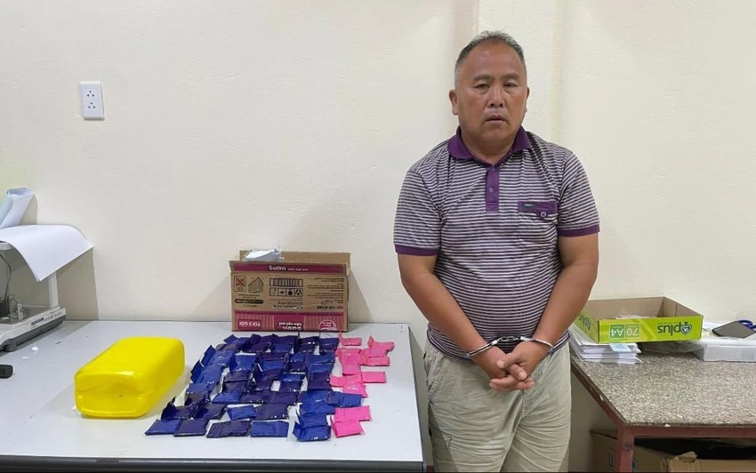 Đang mang gần 11.000 viên ma túy đi tiêu thụ thì bị cảnh sát bắt.jpg