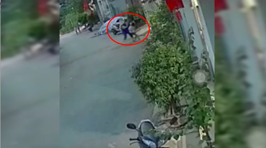 Hình ảnh cô giáo mầm non hành hung cháu bé 8 tuổi bị camera ghi lại. Ảnh cắt từ clip.