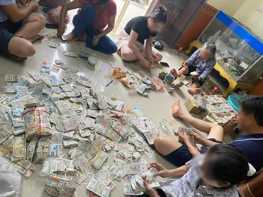 Thực hư vụ cụ bà ăn xin có 9 bao tiền lẻ, con cháu quây quần ngồi đếm hộ 2.jpg