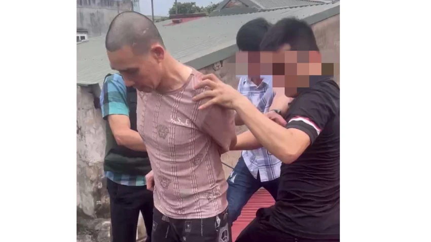 Công an leo mái nhà khống kế đối tượng trốn truy nã nguy hiểm 2.jpg